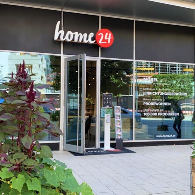 Zwischen Jim Block und Boila erblickt ihr seit einigen Monaten einen neuen Store. 🕵 

Im @home24_showroom_ham erlebt ihr auf über 350 m² ausgewählte Möbel, Lampen und Deko live vor Ort. Sammelt Inspiration für eure 4-Wände, sitzt entspannt Probe oder sichert euch exklusive Angebote, wie preisreduzierte Einzelstücke. 

Einrichtungs-Tipps vom Profi? Gerne beraten euch die Interior-Profis kostenfrei vor Ort und erstellen euch auf Wunsch ein passendes Wohnkonzept 📐🤩 
_____________________________ 
#dammtorstrasse #dammtorstraße #home24 #home24showroom #supportyourlocal #opernboulevard #hamburg #hamburgcity #hansestadthamburg #igershamburg #explorehamburg #welovehh #hamburgliebe #hamburglove #hamburgahoi #hamburgmeineperle #instahamburg #ig_hamburg #hamburg_de #schönstestadtderwelt