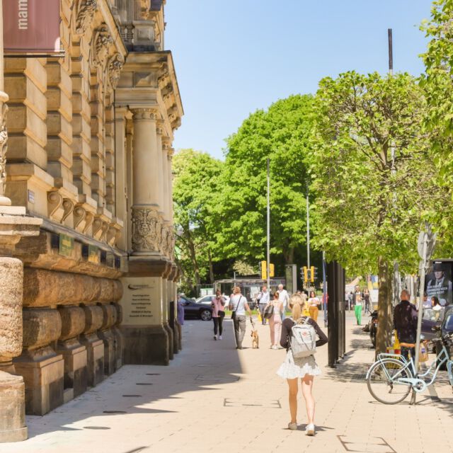 Heute ist der 1. September und somit bereits meteorologischer Herbstanfang 😳 Wir hoffen doch, dass der Sommer uns noch nicht ganz im Stich lässt und wir uns noch über einen schönen Spätsommer freuen dürfen. Die diesjährigen Sommergärten waren definitiv unser Sommerhighlight 🌳🌷 Was war euer Highlight? Schreibt es in die Kommentare 👇 

_____________________________ 
#dammtorstrasse #dammtorstraße #opernboulevard #herbstanfang #spätsommer #herbst #meteorologischerherbstanfang #hamburg #hamburgcity #hansestadthamburg #igershamburg #explorehamburg #welovehh #hamburgliebe #hamburglove #hamburgahoi #hamburgmeineperle #instahamburg #ig_hamburg #hamburg_de #schönstestadtderwelt