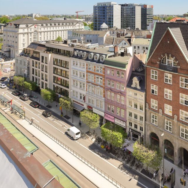 Was ein toller Ausblick über unsere Dammtorstrasse ☀ Mit diesem Schnappschuss wünschen wir euch einen guten Start in das Wochenende! 

__________________________ 
#dammtorstrasse #dammtorstraße #wochenstart #ausblick #schnappschuss #fotografie #fotografiehh #hamburgfotografie #opernboulevard #hamburg #hamburgcity #hansestadthamburg #igershamburg #explorehamburg #welovehh #hamburgliebe #hamburglove #hamburgahoi #hamburgmeineperle #instahamburg #ig_hamburg #hamburg_de #schönstestadtderwelt