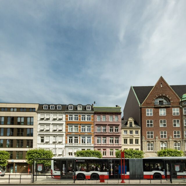 Heute ist der internationale autofreie Tag 🌱🚗 
Das Auto einfach mal stehen lassen? In die Innenstadt kommt ihr auch perfekt mit Bus, Bahn oder dem Fahrrad und spart euch zugleich die Suche nach einem Parkplatz. Auf dem Rad genießt ihr zudem eine kleine Auszeit an der frischen Luft 🚲✅ 

_____________________________ 
#dammtorstrasse #dammtorstraße #autofreiertag #aktionstag #opernboulevard #hamburg #hamburgcity #hansestadthamburg #igershamburg #explorehamburg #welovehh #hamburgliebe #hamburglove #hamburgahoi #hamburgmeineperle #instahamburg #ig_hamburg #hamburg_de #schönstestadtderwelt