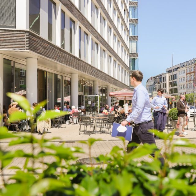 Nach dem Meeting ist vor dem Meeting – dazwischen noch eine kurze Kaffeepause oder Mittagessen? Unsere Dammtorstrasse bietet ein vielfältiges Gastronomieangebot für eine kleine Auszeit vom Arbeitstrubel, in der ihr neue Energie tanken könnt. 🔋 Wo verbringt ihr am liebsten eure Pause? 😊 
_____________________________ 
#dammtorstrasse #dammtorstraße #gastronomie #gastronomiehh #foodguidehh #foodguide #mittagspause #gastro #gastrohh #opernboulevard #hamburg #hamburgcity #hansestadthamburg #igershamburg #explorehamburg #welovehh #hamburgliebe #hamburglove #hamburgahoi #hamburgmeineperle #instahamburg #ig_hamburg #hamburg_de #schönstestadtderwelt