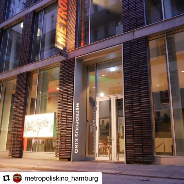 Kino = der Duft nach frischem Popcorn 😍🍿 Mit einem guten Film und leckeren Drinks ist der Kinobesuch perfekt. 🎬🥤 Habt ihr mal wieder Lust auf Kino? Dann schaut doch mal im @metropoliskino_hamburg vorbei! 
_____________________________ 
#dammtorstrasse #dammtorstraße #metropoliskino #kino #metropolis #kinohamburg #kinobesuch #supportyourlocal #opernboulevard #hamburg #hamburgcity #hansestadthamburg #igershamburg #explorehamburg #welovehh #hamburgliebe #hamburglove #hamburgahoi #hamburgmeineperle #instahamburg #ig_hamburg #hamburg_de #schönstestadtderwelt
