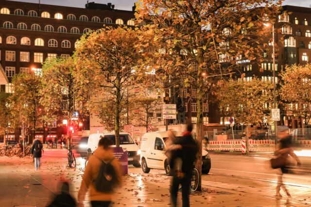 Wir wünschen euch einen schönen und entspannten Feierabend. Morgen ist bereits Donnerstag und das Wochenende schon in Sichtweite 🔍😊 
_____________________________ 
#dammtorstrasse #dammtorstraße #opernboulevard #hamburg #hamburgcity #hansestadthamburg #igershamburg #explorehamburg #welovehh #hamburgliebe #hamburglove #hamburgahoi #hamburgmeineperle #instahamburg #ig_hamburg #hamburg_de #schönstestadtderwelt