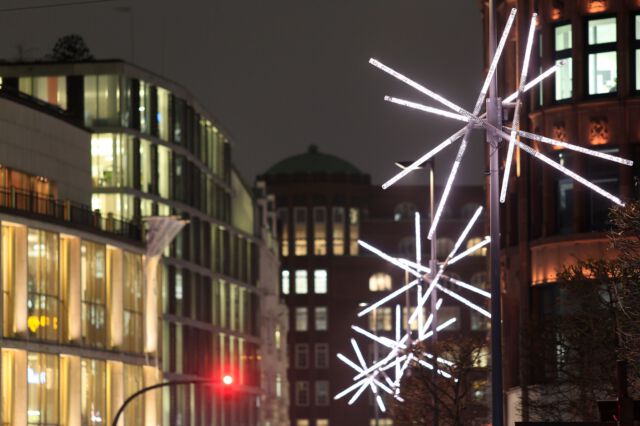 Alle Jahre wieder! 🌟 Auch in diesem Jahr starten wir mit dem Einschalten der Weihnachtsbeleuchtung in die gemütliche Vorweihnachtszeit. So schmücken die kommenden Wochen wieder zahlreiche Lichter unsere Straße ✨ 

_____________________________ 
#dammtorstrasse #dammtorstraße #opernboulevard #weihnachtsbeleuchtung #vorweihnachtszeit #weihnachtszeit #straßenbeleuchtung #beleuchtung #hamburg #hamburgcity #hansestadthamburg #igershamburg #explorehamburg #welovehh #hamburgliebe #hamburglove #hamburgahoi #hamburgmeineperle #instahamburg #ig_hamburg #hamburg_de #schönstestadtderwelt